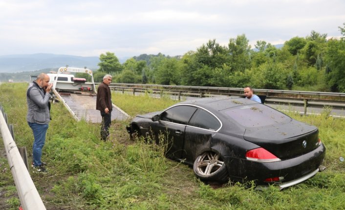 Kaza yapan otomobili kaldırırken çamura saplanan çekiciyi itfaiye çıkardı