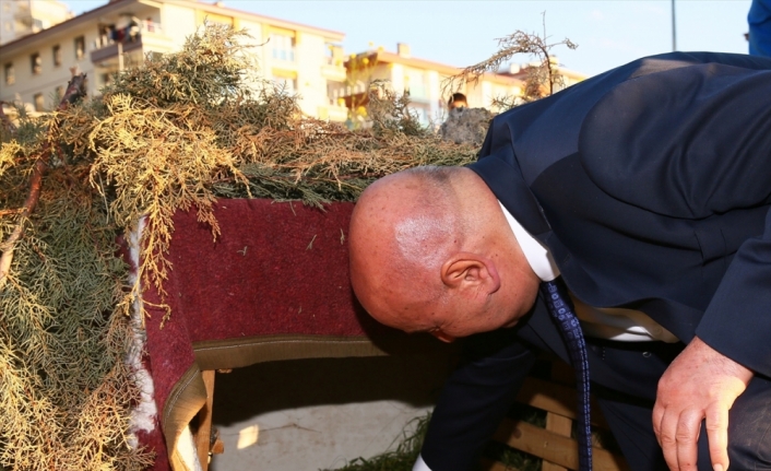 Keçiören Belediye Başkanı Turgut Altınok, köpek yavrularına sahip çıktı