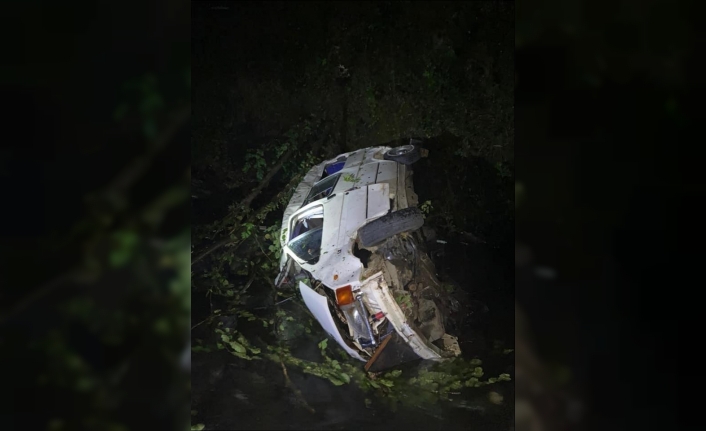 Minibüsün dereye yuvarlandığı kazada 1 kişi öldü, 3 kişi yaralandı