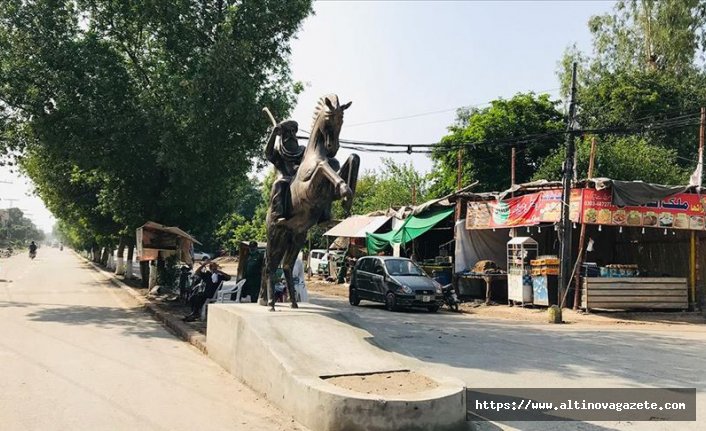 Pakistan'da Ertuğrul Gazi heykeli dikildi