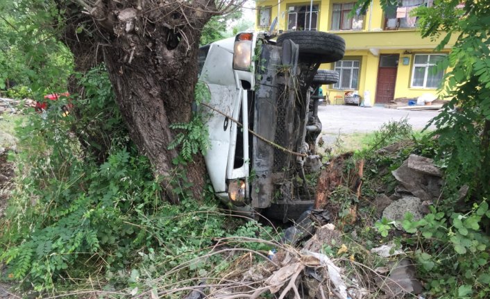 Samsun'da minibüs devrildi: 2 yaralı