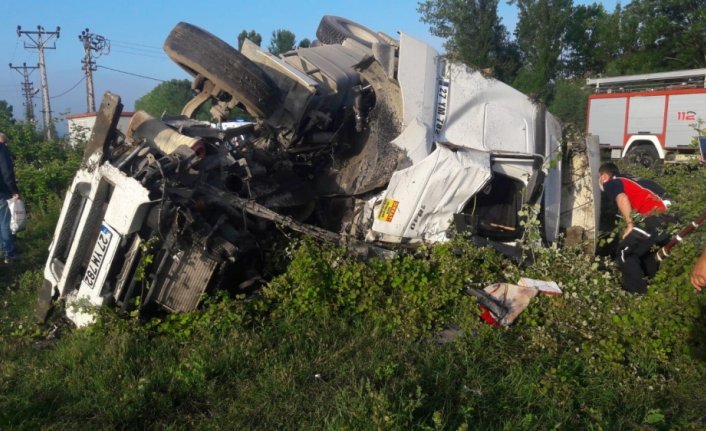 Zonguldak'ta beton mikseriyle hafif ticari araç çapıştı: 1 ölü, 5 yaralı