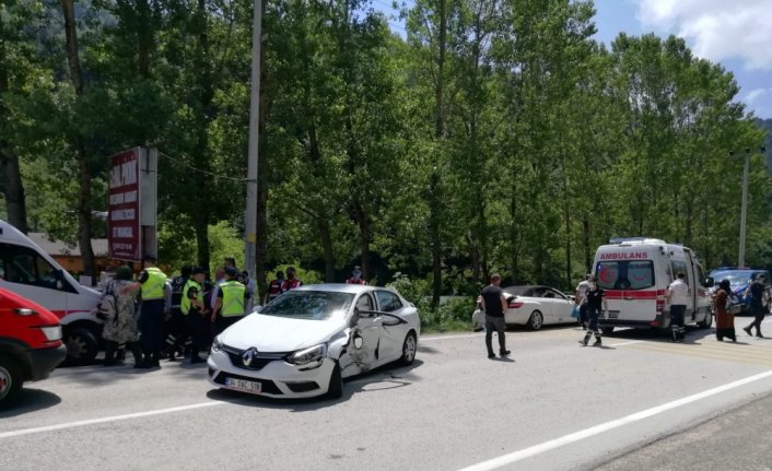 Abant yolunda zincirleme trafik kazasında 6 kişi yaralandı