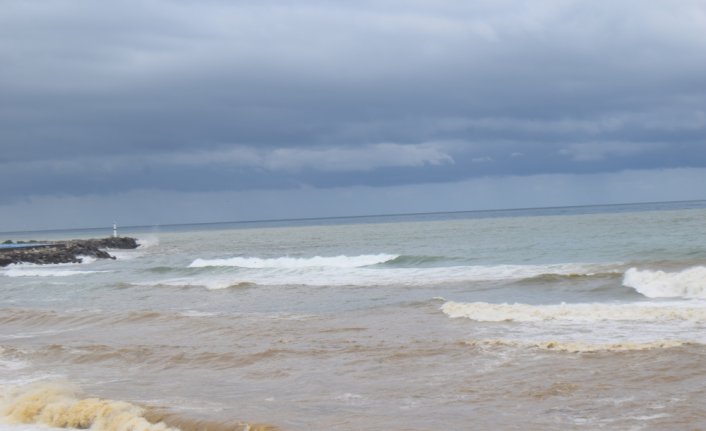 Akçakoca'da sağanağın ardından denizin rengi kahverengiye büründü
