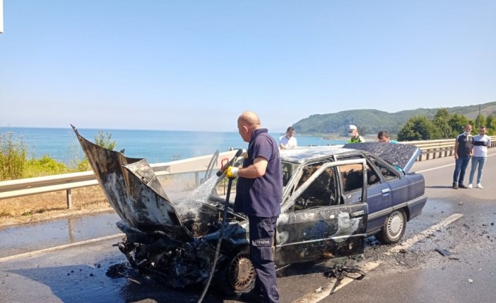 Alaplı'da iki otomobil çarpıştı