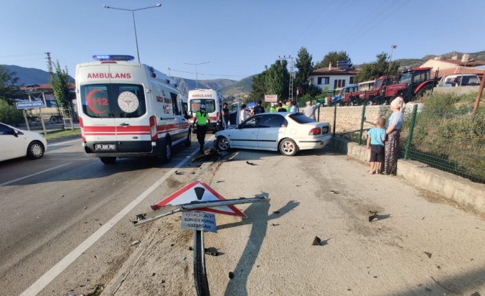 Amasya'da kontrolden çıkan otomobil duvara çarptı: 4 yaralı