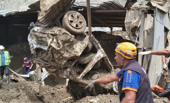 Artvin'deki selde kaybolan 3 kişinin cansız bedenine ulaşıldı