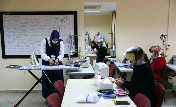 Bağcılar'da kadın kursiyerler maske üretiyor