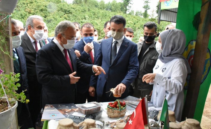 Bakan Pakdemirli'ye ziyaret ettiği serada sürpriz