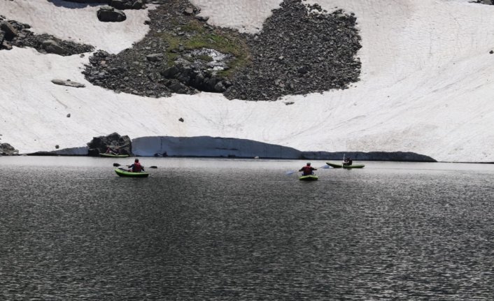 Giresun'da 2 bin 750 rakımlı buzul gölünde kano etkinliği yapıldı