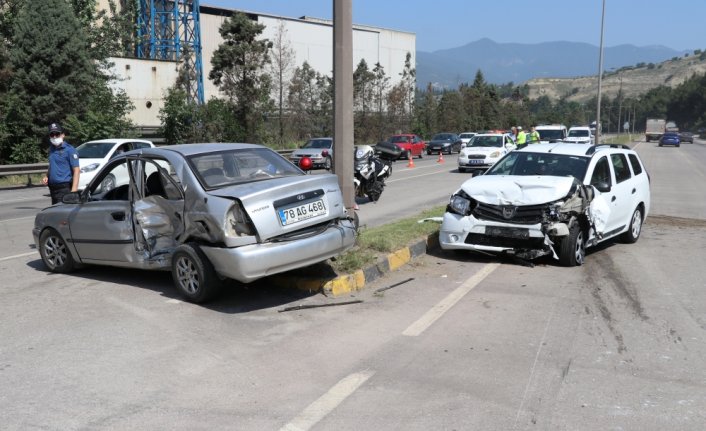 Karabük'te iki otomobil çarpıştı: 2'si çocuk 7 yaralı