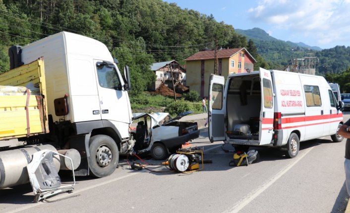 Kastamonu'da tır ile otomobil çarpıştı: 3 ölü