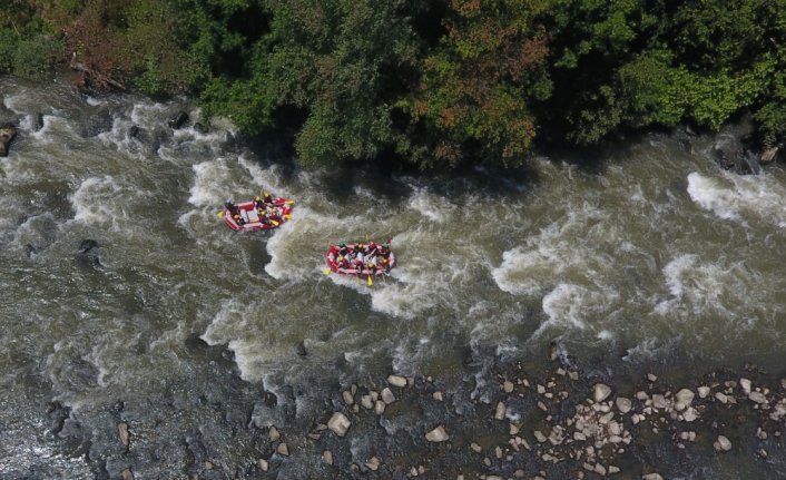 Melen Çayı'nda raftingcilerden sosyal mesafeli horon
