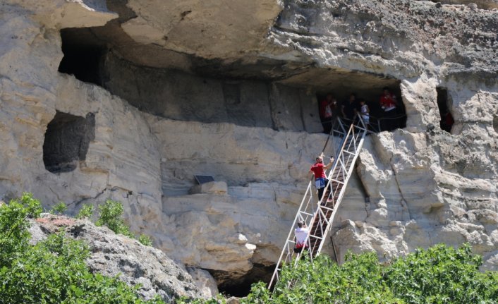 Milli güreşçiler, 3 bin 200 yıllık kaya evlerini ziyaret etti