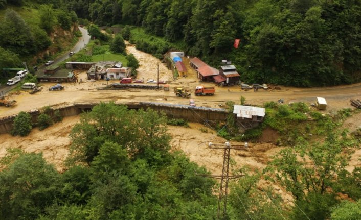 Rize'de şiddetli yağış nedeniyle Rize-Erzurum kara yolu ulaşıma kapandı