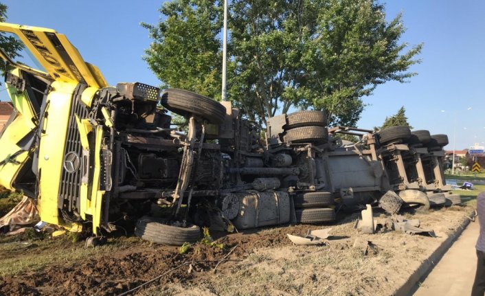 Samsun'da çimento yüklü tır devrildi: 1 yaralı