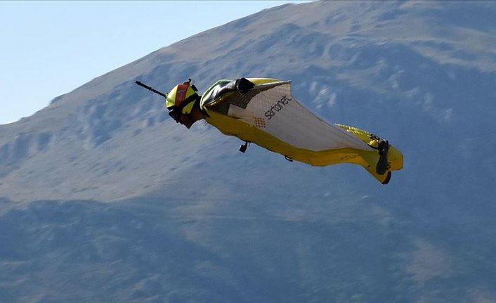 Sarp kayalıkların üstünden kuş gibi süzüldü