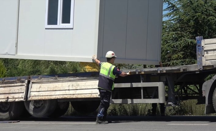 Silivri'de kaçak yapılar belediye ekiplerince yıkıldı