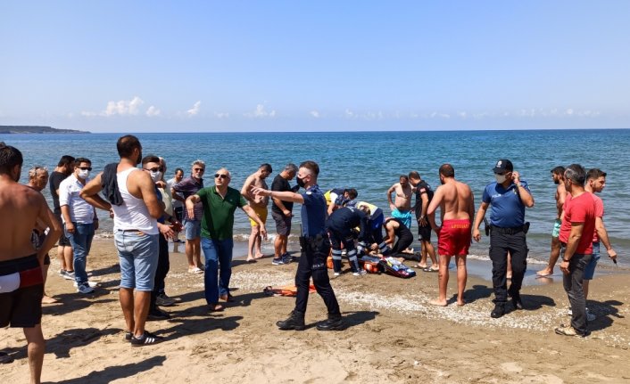 Sinop'ta denize giren 2 kişi boğulma tehlikesi geçirdi