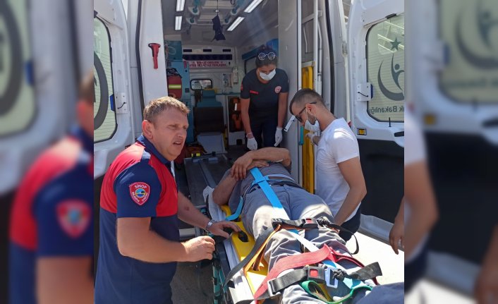 Sinop'ta kamyon üst geçidin ayağına çarptı: 2 yaralı