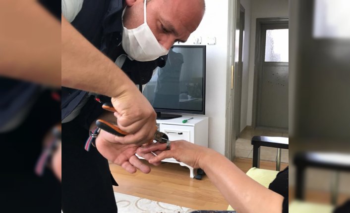 Yaşlı kadının parmağına sıkışan yüzüğü itfaiye ekipleri çıkardı