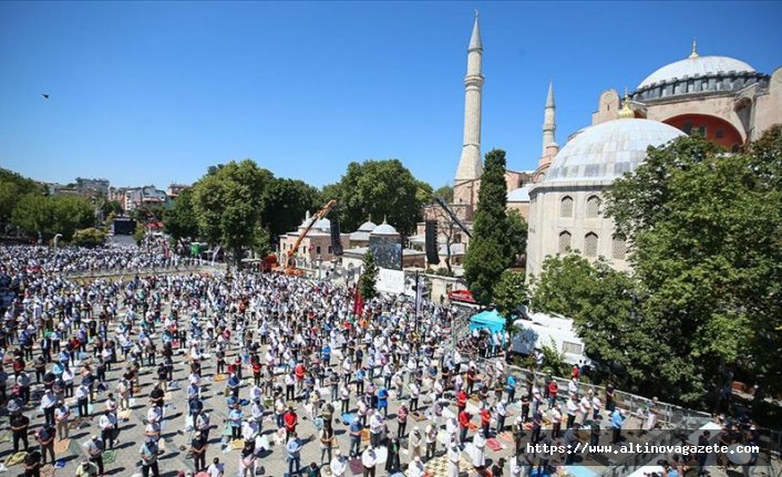 Yunanistan'da Ayasofya-i Kebir Camii'nde cuma namazı kılındığı sırada matem çanları çaldı