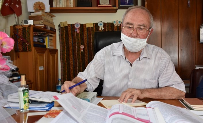 81 yaşında 4'üncü üniversite diplomasını alarak mezun oldu