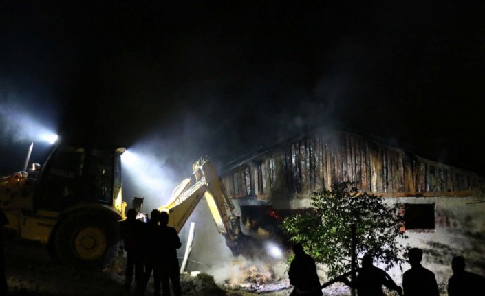 Bolu'da ahır yangınında 15 buzağı telef oldu