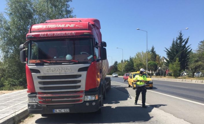 Bolu'da tırın çarptığı yaya yaralandı