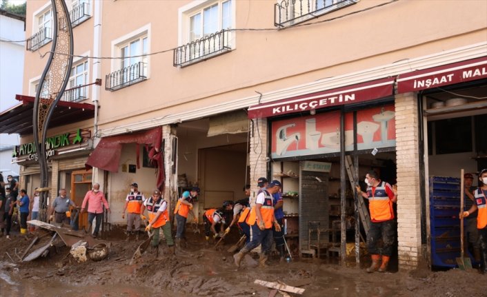 Dereli ilçesinde ev ve iş yerlerinin yıkımları sürüyor