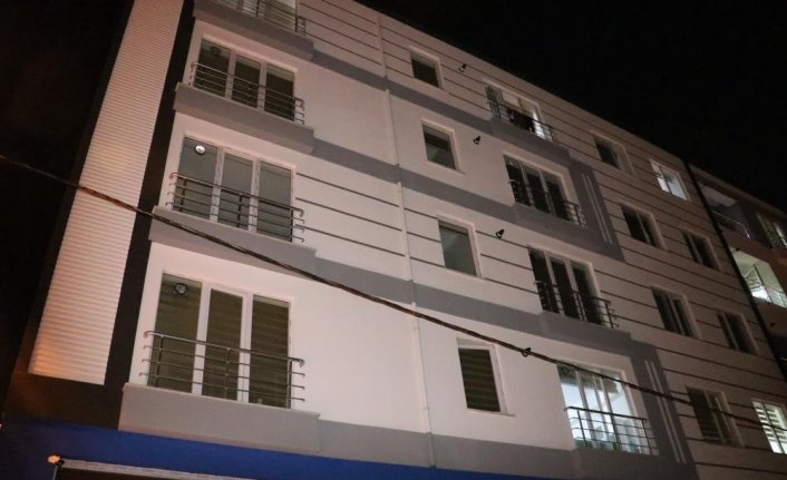 Dördüncü katın balkonundan düşen bebek ağır yaralandı