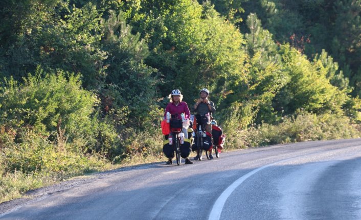 Elmalı ailesi, 5 yaşındaki kızlarıyla 5 bin kilometre pedal çevirecek