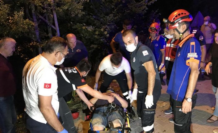 Kanyona devrilen otomobildeki iki kişi kurtarıldı