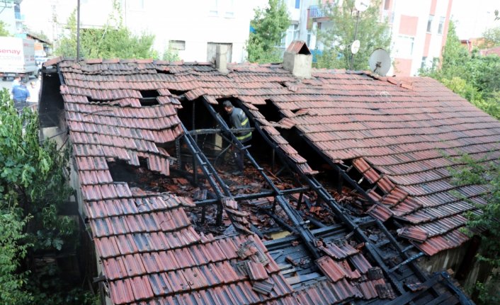 Karabük'te bir evin çatısında çıkan yangın söndürüldü