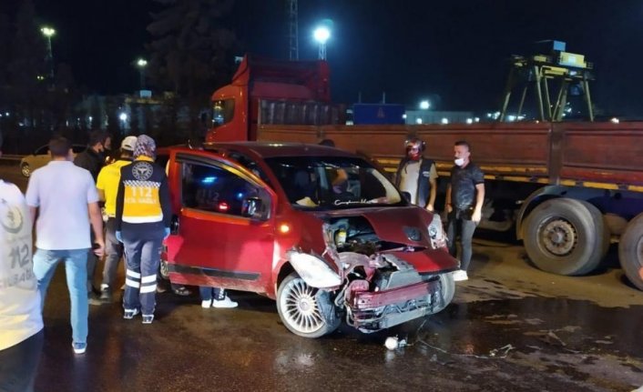 Karabük'te hafif ticari araç park halindeki tıra çarptı: 4 yaralı