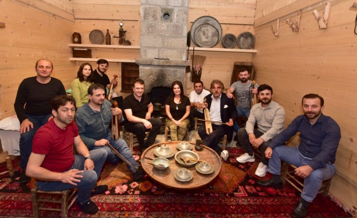 Karadenizli sanatçıların, Uzungöl'deki müzenin tanıtımı için seslendirdikleri türküye klip çekildi