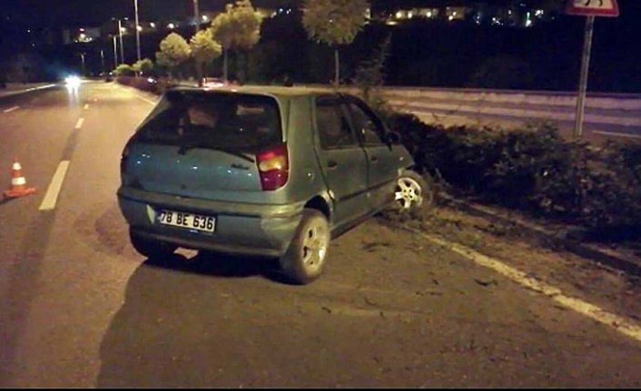 Refüje çarpan otomobildeki iki kişi yaralandı