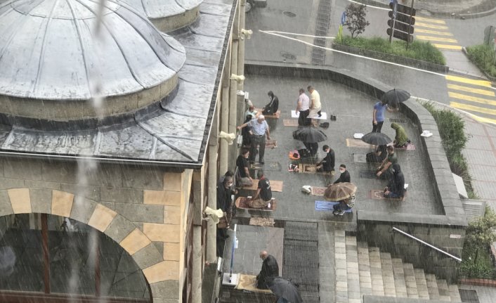 Rize'de cuma namazı yağmur altında kılındı