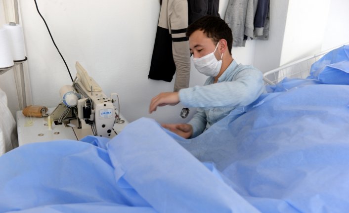 Sağlık çalışanları için üretilen tulum ve önlükler Avrupa'ya gönderiliyor