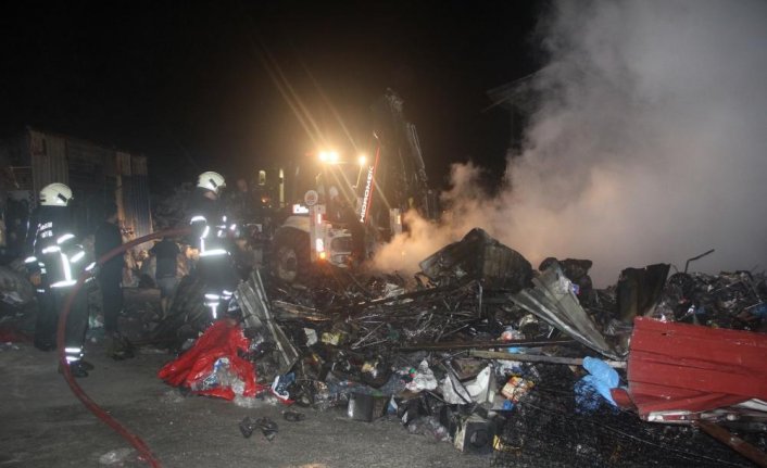 Samsun'da geri dönüşüm deposunda çıkan yangın kontrol altına alındı