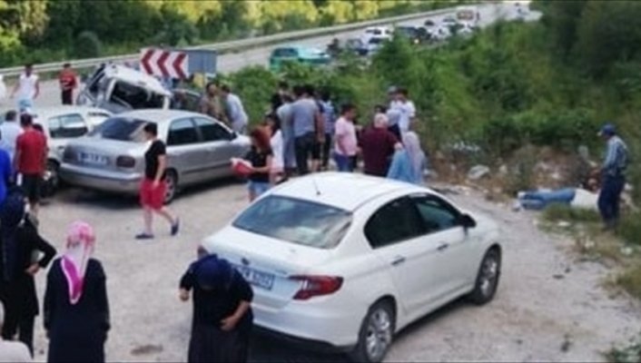 Sinop'ta otomobil park halindeki iki araca çarptı: 10 yaralı
