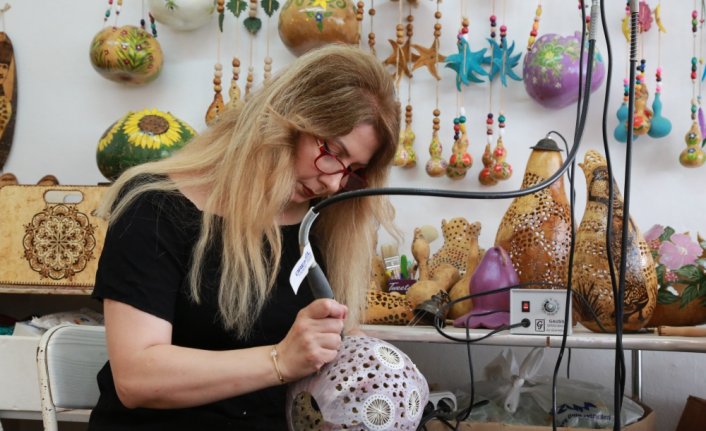 Su kabaklarını sanat eserine dönüştürüyor