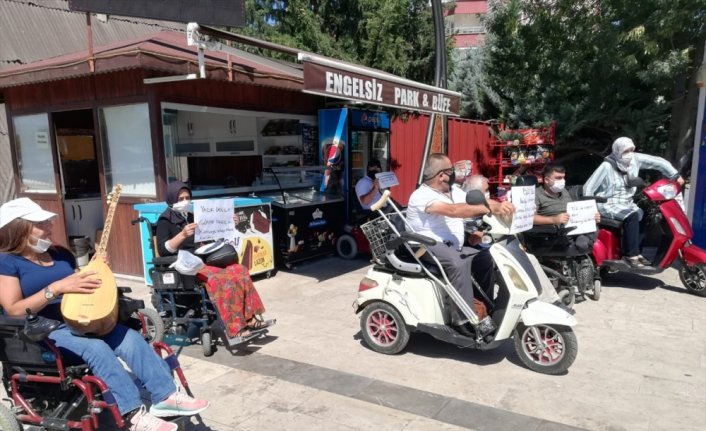 Tokat'ta engelliler koronavirüs tedbirlerine uymayanları protesto etti