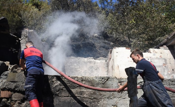 Zonguldak'ta evden ormana sıçrayan yangın söndürüldü