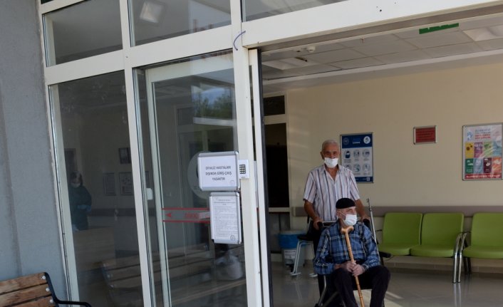 90 yaşındaki baba ve 70 yaşındaki oğlu koronavirüsü yendi