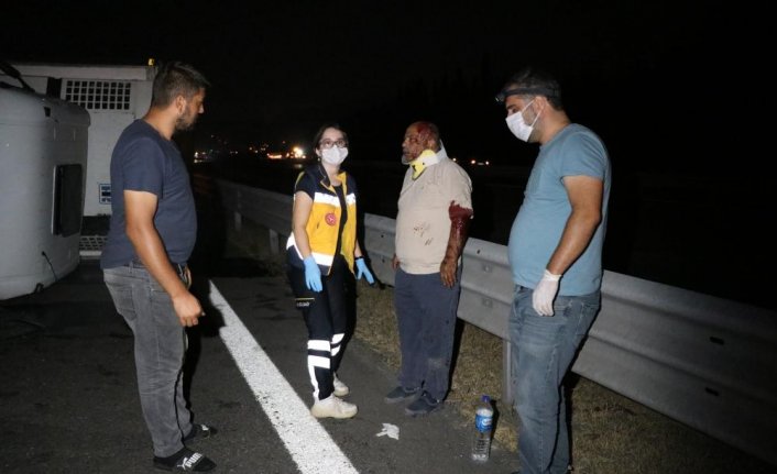 Anadolu Otoyolu'nda devrilen kamyonun sürücüsü yaralandı