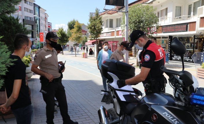 Bolu'da maske takmayan 2 bin 56 kişiye para cezası kesildi