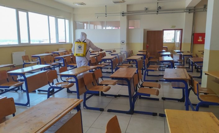 Canik Belediyesi KPSS öncesi okulları dezenfekte etti
