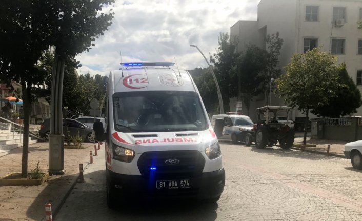 Düzce'de apartmanda yayılan kokudan etkilen 5 kişi hastaneye kaldırıldı
