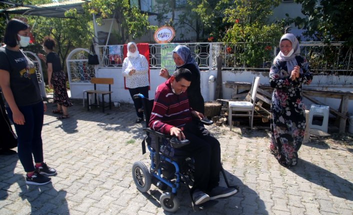 Engelli çocukları için hayalini kurduğu akülü sandalyeye 23 yıl sonra kavuştu
